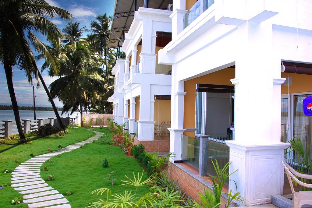 Hotel Blue Waters Kundapur Exterior foto